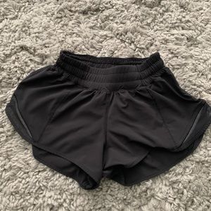 Lululemon Hotty Hot Shorts 2.5 length size 2!